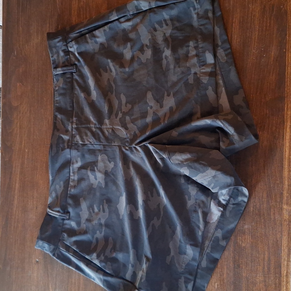 Nwot spanx brand black camo athletic shorts size large womens